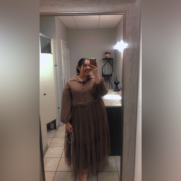 Selling a couple dresses and shirts - Picture 1 of 4